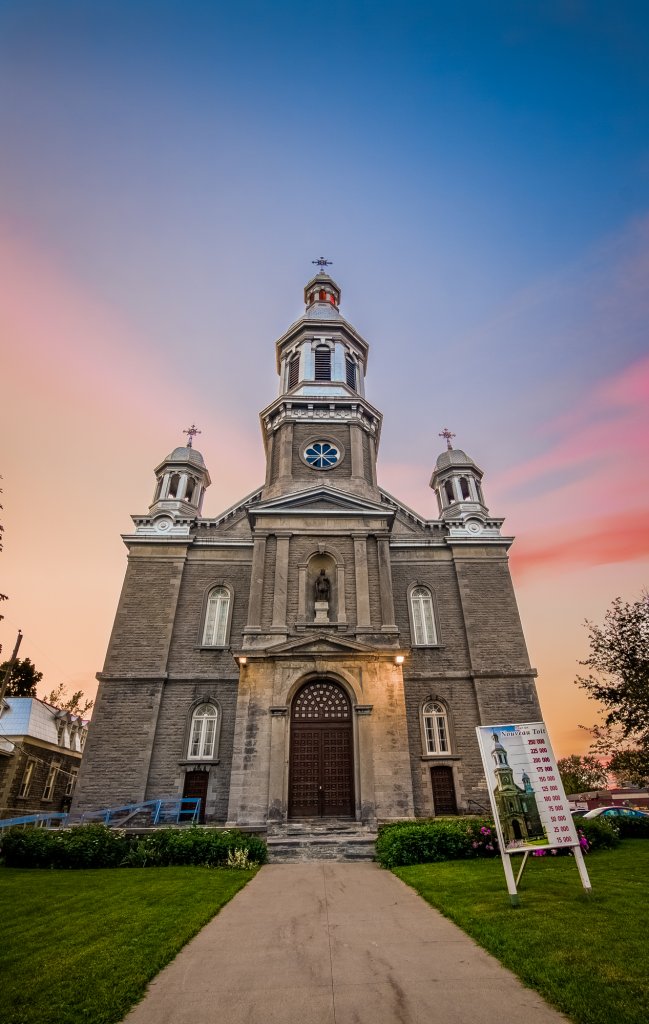 Église St-Louis-de-France avec un ciel coloré par le soleil couchant